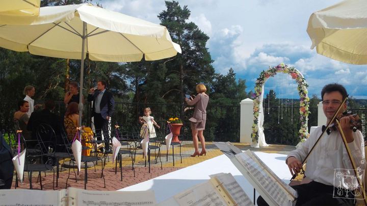Церемония под зонтами